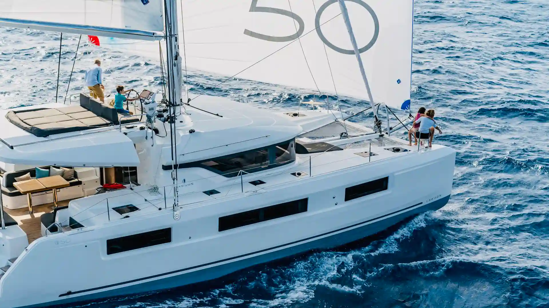 Catamarán Lagoon 50 navegando a vela en mar abierto