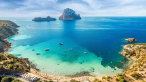 Cala d’Hort con vistas a Es Vedrà y aguas claras en el suroeste de Ibiza.