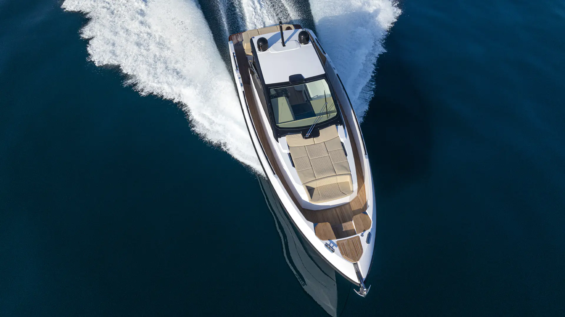 Vista aérea del Le Mans 45 navegando con solárium de proa