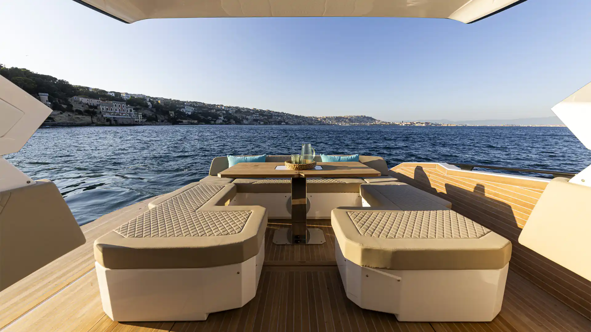 Comedor exterior del Le Mans 45 con asientos enfrentados en bañera