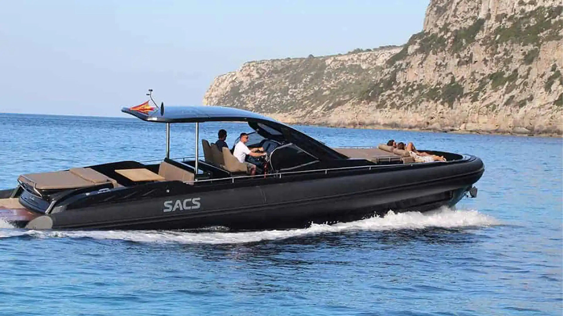 Neumática semirrígida SACS navegando frente a los acantilados de Ibiza