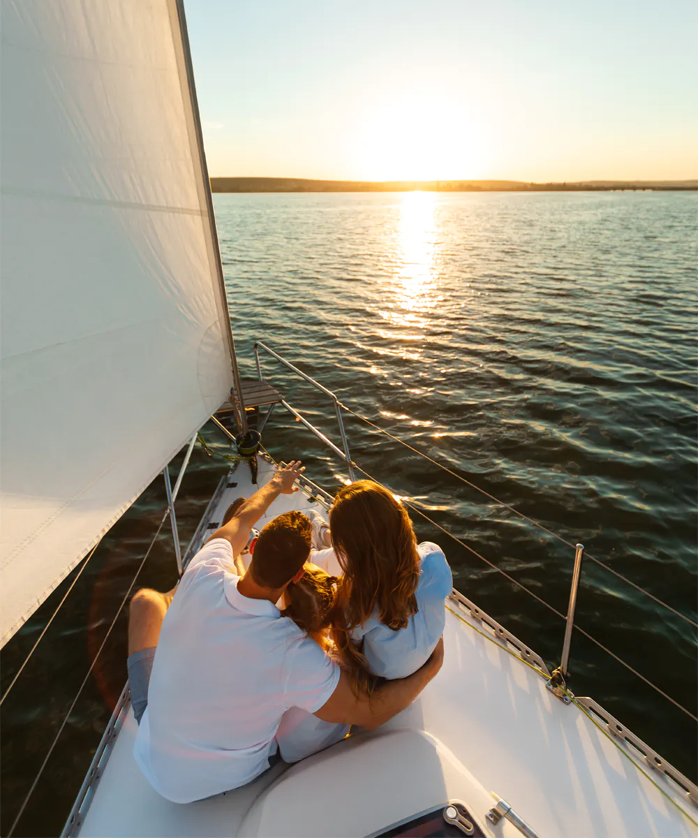 Familia disfrutando de un atardecer a bordo de un velero en Ibiza, experiencia de navegación privada y tranquila